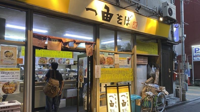 日暮里のコアなお客が集まる24時間営業の立ち食いそば「一由そば」