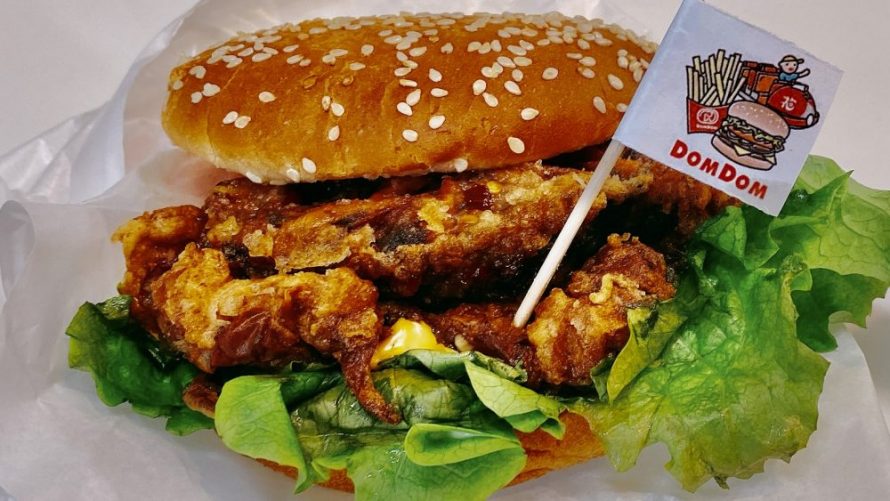 【ドムドム ハンバーガー 浅草花やしき店】（＠台東区・浅草）カニ1匹丸ごとをバンズで挟んだドムドム「丸ごと!!カニバーガー」