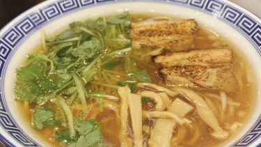 【東京らあめんタワー 芝大門本店】（＠港区・浜松町 大門）の一度食べたらクセになる”スープ”のラーメン