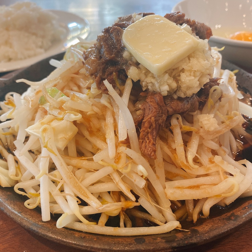 ステーキ五郎 新橋総本店 ステーキの上に山盛りヤサイとニンニクはまるであの人気ラーメン店のオマージュ 東京下町 ひとり飯