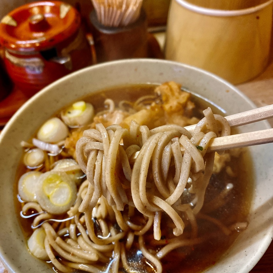 【六文そば 金杉橋店 】（＠港区・浜松町）かけそば200円台の激安立食いそば屋さん│東京下町・ひとり飯