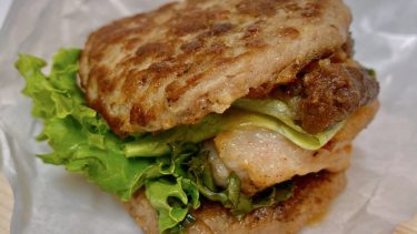 【モスバーガー|にくにくにくバーガー】毎月29日のみに発売 ニクの日限定の肉づくしバーガー