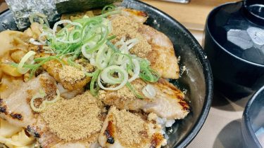 【伝説のすた丼｜極魚介豚骨厚切すた丼】濃厚魚介つけ麺の”三田製麺所”との2023年夏の限定コラボ