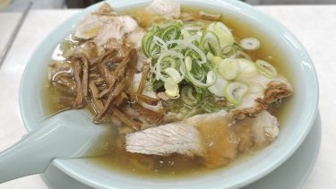 【ニューともちん】（＠港区・新橋）新橋駅前ビルの地下で行列を作るノスタルジックな立ち食いラーメン