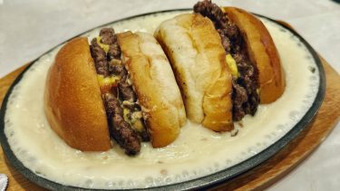 【American diner ANDRA （アメリカンダイナーアンドラ）】（＠台東区・上野）チーズの海に浮かぶハンバーガー