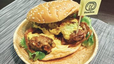 【ドムドム ハンバーガー 浅草花やしき店】（＠台東区・浅草）3年の時を超えて遂に復活した伝説のバーガー「丸ごと!!カニバーガー」（クラーケンバーガーのレビューのおまけ付き）